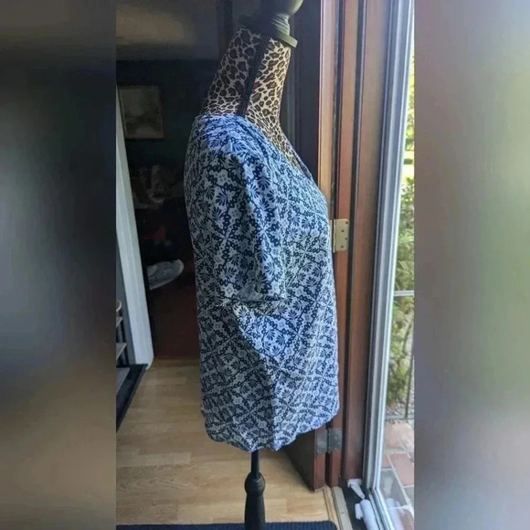 Croft & Barrow Essential V-Neck Women's T-shirt Blue Garden Geo Large (EUC) - Picture 6 of 9